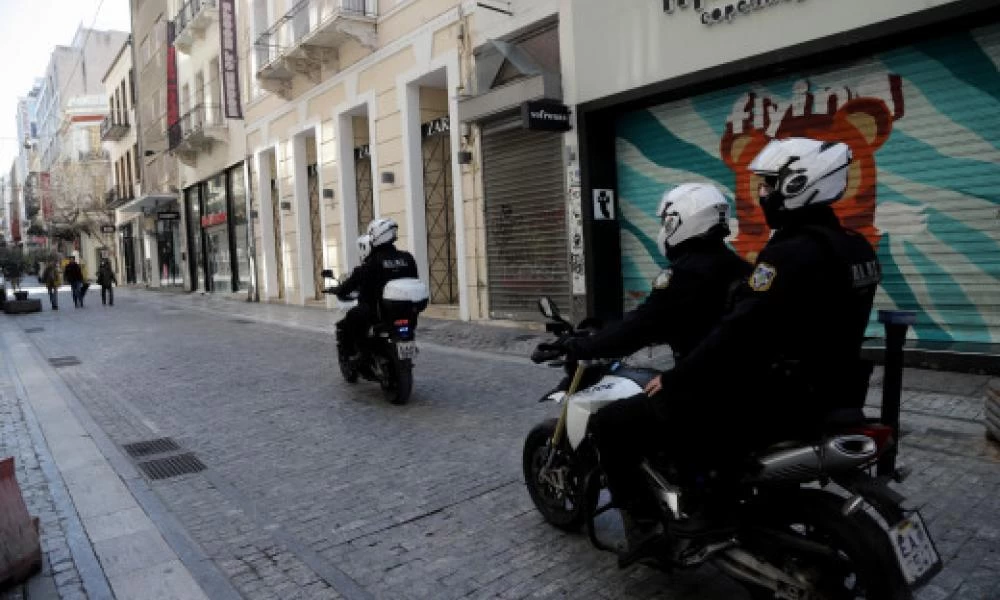 Ξυλοδαρμός 16χρονης στην Ερμού -Συγκλονίζει ο φίλος της: «Φοβήθηκα για τη ζωή μου, μου πίεζαν τον λαιμό»